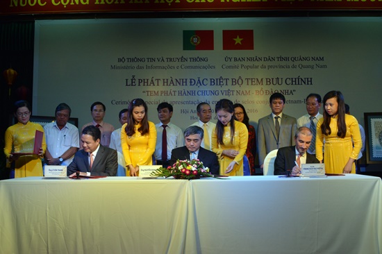 Lễ ký kết ra mắt bộ tem đầu tiên giữa Ngài đại sứ Bồ Đào Nha với lãnh đạo Bộ Thông tin &Truyền thông và UBND tỉnh Quảng Nam